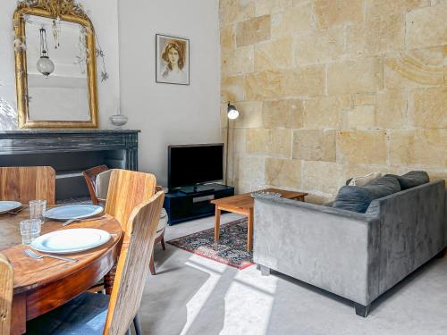 un salon avec un canapé et une table dans l'établissement Évasion chic près des Arènes de Nîmes, à Nîmes