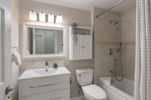 Koupelna v ubytování 1BR Village Location With Pool and Hot tub by Harmony Whistler
