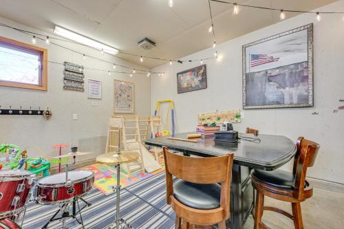 Φωτογραφία από το άλμπουμ του New Lisbon Home with Fire Pit and Ping-Pong! σε New Lisbon