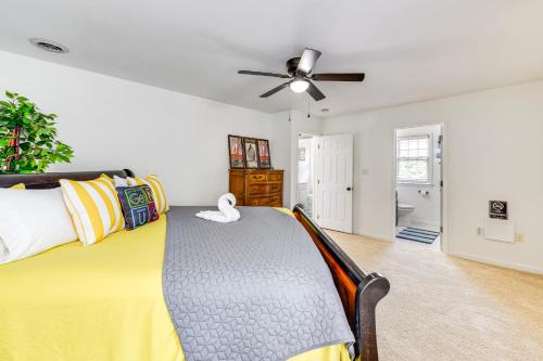Ένα ή περισσότερα κρεβάτια σε δωμάτιο στο Richmond Home with Deck 1 Mi to Richmond Raceway!