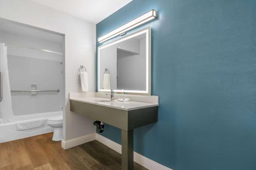 マデラにあるStudio 6 Suites Madera, CA Yosemiteの洗面台、鏡、トイレ付きのバスルーム