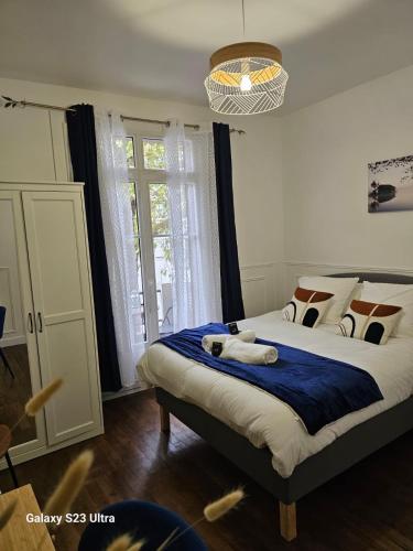 une chambre avec un grand lit avec une couverture bleue dans l'établissement Charmant appart o cœur de Nantes, à Nantes