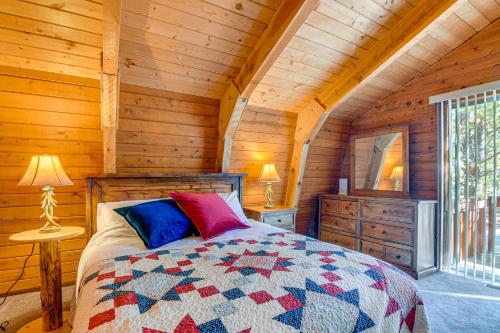 una camera da letto con un letto in una cabina di legno di Near National Parks Duck Creek Cabin Retreat a Duck Creek Village