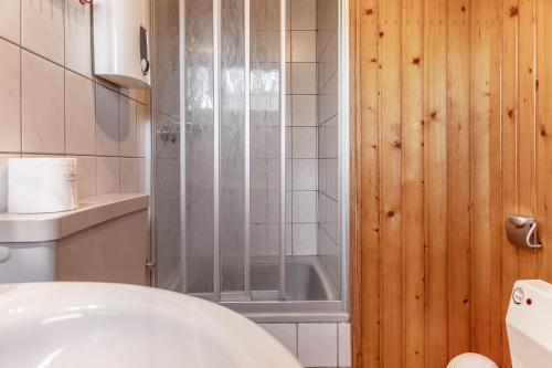 Un baño con ducha, inodoro y lavabo. en 50100 Haus Marie, en Carolinensiel