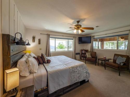 a bedroom with a large bed with a ceiling fan at Yosemite Mountain Top Retreat Hilltop Manor Pool Spa in Mariposa