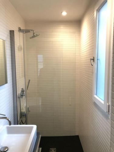 une salle de bain avec douche et lavabo dans l'établissement 60sqm design apartment with stunning view, à Paris