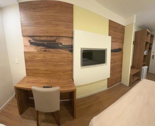 Una televisión o centro de entretenimiento en Flat Executivo De Luxo-centro Linhares 216,717,723