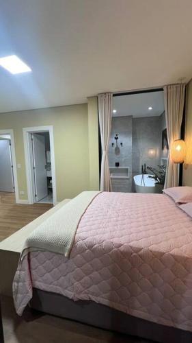 una camera con letto rosa e un bagno di Natureza, Paz e Conforto a Águas de Santa Barbara