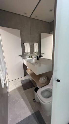 un bagno con un water e un lavandino di Natureza, Paz e Conforto a Águas de Santa Barbara