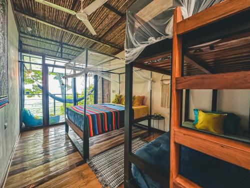 1 dormitorio con 2 literas y un columpio en Selva Madre Eco-Sanctuary, en Cahuita