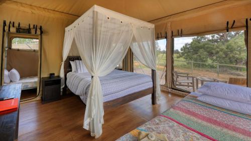 Postel nebo postele na pokoji v ubytování Dubbo Rhino Lodge