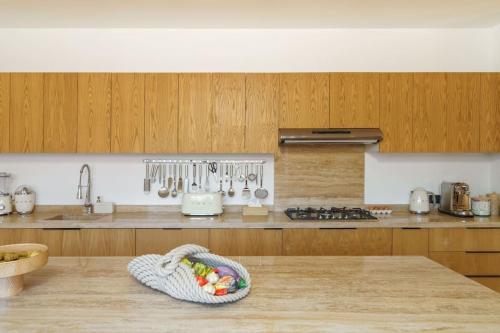 a kitchen with a table with a basket of fruit at Dar Al Jenna - Villa de luxe avec piscine privée in Marrakech