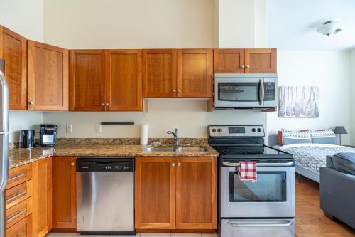 Η κουζίνα ή μικρή κουζίνα στο Bright & Charming Loft with AC, Unit 3