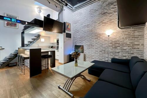 un salon avec un canapé et une table dans l'établissement Charming atypical apartment - Gare de l'Est, à Paris