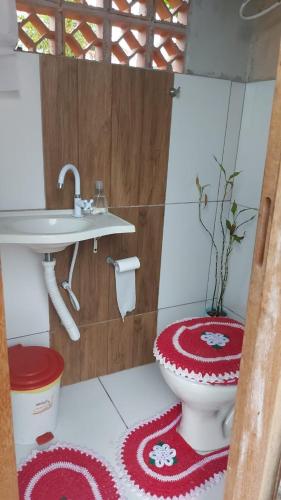 a bathroom with a toilet and a sink at Casa CISSA FRENTE Mar in Itapoa