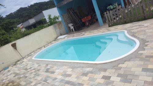 Bazén v ubytování casa 700m da praia, ideal para família, 3 quartos , piscina, ar condicionado, churrasqueira, wi fi, estacionamento, até 10 pessoas, nebo v jeho okolí