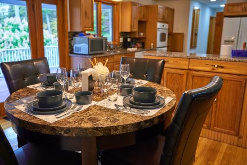Dapur atau dapur kecil di Serene Rustic Retreat with Lake