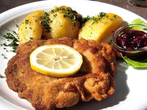 Makanan di atau berdekatan apartmen