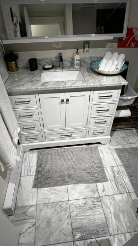 チリワックにあるALL NEW 2BR Loftの白い洗面台と鏡のあるバスルーム