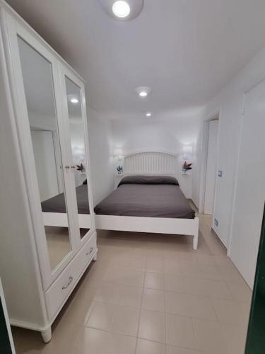 a small room with a bed and a mirror at Domus Deva in Cefalù