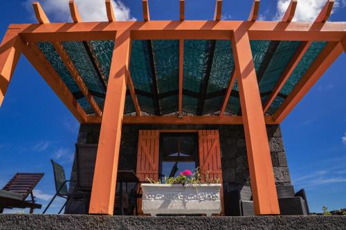 a house with a large wooden gazebo at Paraíso do Triângulo in Lajido