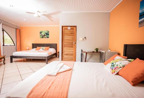 Una cama o camas en una habitación de Hospedaje Colibri