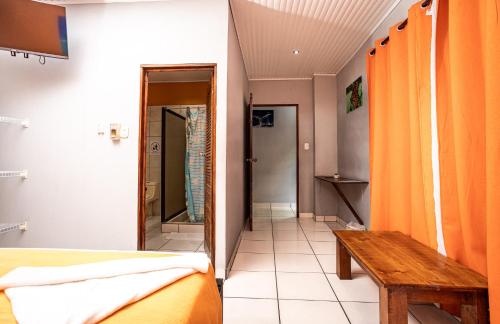 Una cama o camas en una habitación de Hospedaje Colibri