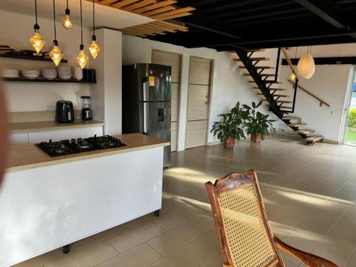 cocina con encimera y silla en una habitación en Villa San Martín, en Sopetrán
