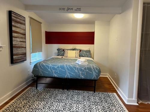 een slaapkamer met een bed met een blauw dekbed bij Stylish 1-BDRM Prime Location, Unit 2 in Halifax