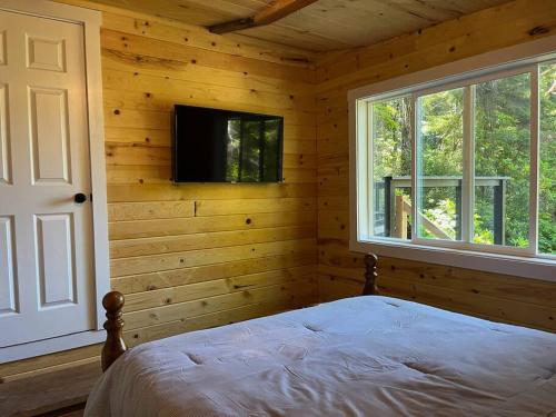 Postel nebo postele na pokoji v ubytování Cozy cabin on Laurel Lake