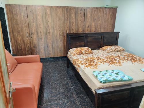 Ένα ή περισσότερα κρεβάτια σε δωμάτιο στο Sivarama garden resort 5star stay , swimming pool,8 BHK , bheemili beach road Bheemunipatam
