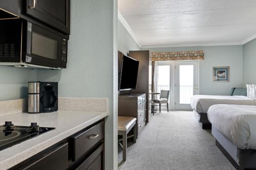 Ein Bett oder Betten in einem Zimmer der Unterkunft Cherry Tree Inn & Suites