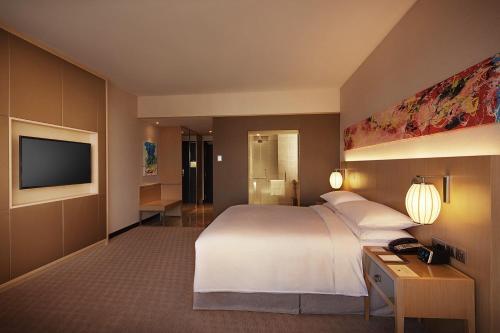 Postel nebo postele na pokoji v ubytování DoubleTree by Hilton Melaka