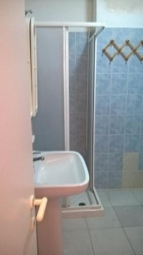 Kylpyhuone majoituspaikassa Residence La Colombaia 1. 5/6 Beds