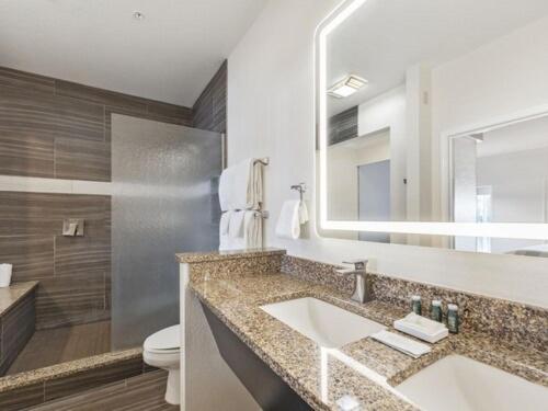 Ein Badezimmer in der Unterkunft Cherry Tree Inn & Suites