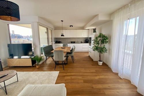 eine Küche und ein Wohnzimmer mit Tisch und Stühlen in der Unterkunft Penthouse Rhein-Main in Offenbach