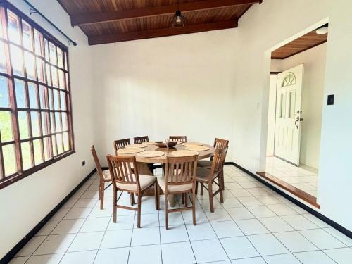 a dining room with a table and chairs at Charming house 5 min airport with Ac in Alajuela City