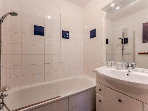 une salle de bain avec une baignoire, un lavabo et une douche dans l'établissement Appartement Confortable Proche Océan avec Parking et Terrasse - 7 Pers - FR-1-521-244, à Biscarrosse
