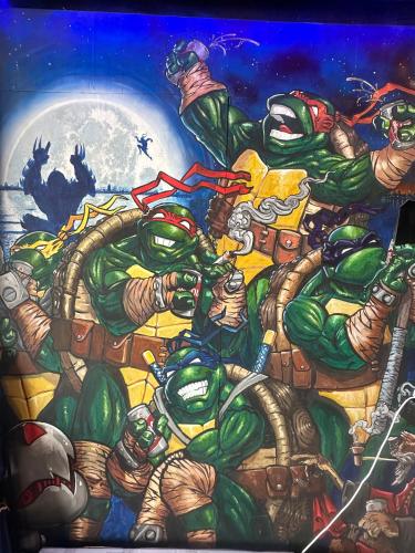 Phumĭ Kâoh RŏngTipsy Turtle的一幅描绘一群演员的壁画
