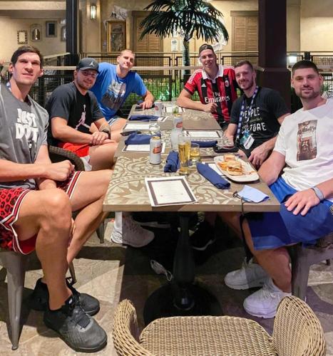 a group of men sitting around a table at 宜尚酒店厦门机场SM城市广场店 x 享机场接送 in Xiamen