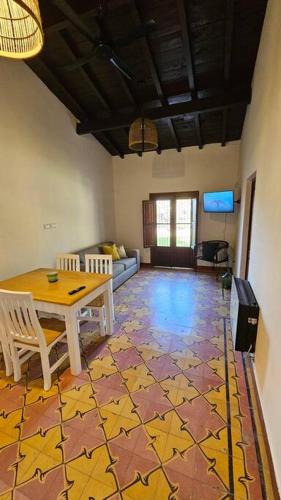 a living room with a table and a floor with stars at Antigua casa de bodega pax 4 in Maipú