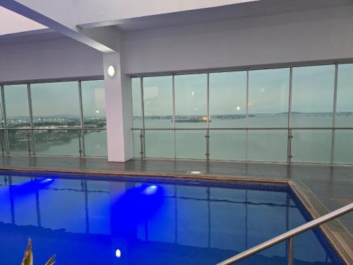 Bazén v ubytování Puerto Santa Ana Suites Guayaquil nebo v jeho okolí