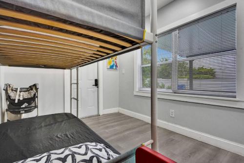 una camera da letto con un letto a castello e una finestra di Hollywood Lux Retreat a Hollywood