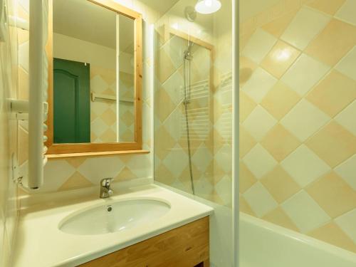 une salle de bain avec un lavabo et une douche dans l'établissement Charmant duplex 2 pièces, 4 pers., balcon, casier à skis - La Plagne - FR-1-353-146, à La Plagne Tarentaise