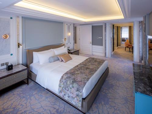 Postel nebo postele na pokoji v ubytování Grand Emperor Hotel