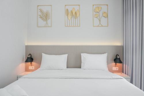 Postel nebo postele na pokoji v ubytování Luxury Design 2BR at Ciputra International Apartment By Travelio