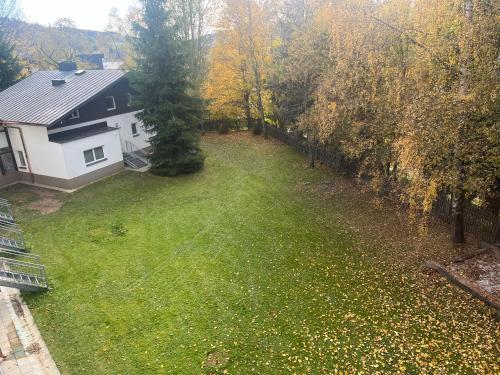 an aerial view of a yard with a house at Byt v Železné Rudě u sjezdovky s vlastním parkováním in Železná Ruda