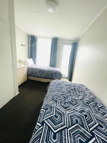 a bedroom with two beds and a window at Ashleigh Court Motel-Christchurch Hagley Park in Christchurch
