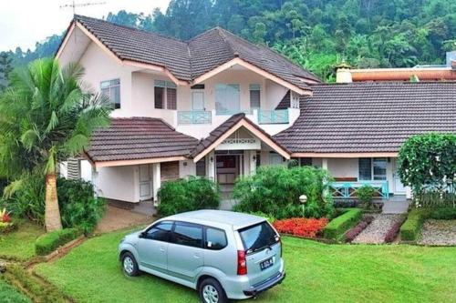 a car parked in front of a house at Alabare Puncak in Pasakon 1