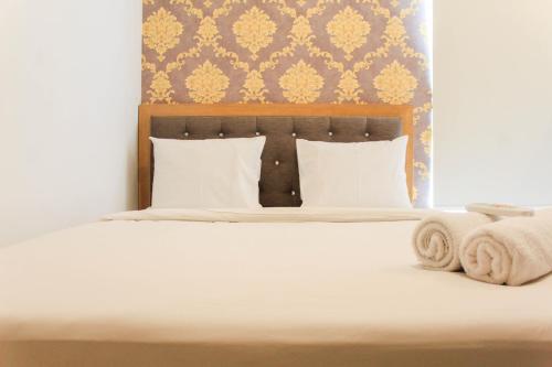 Кровать или кровати в номере Great Deal and Nice 2BR Citra Living Apartment By Travelio